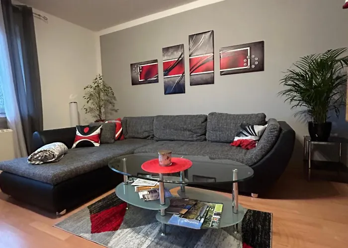 Grosse Helle Ferienwohnung Mit Balkon, Ruhig Gelegen Mit Guter Verkehrsanbindung