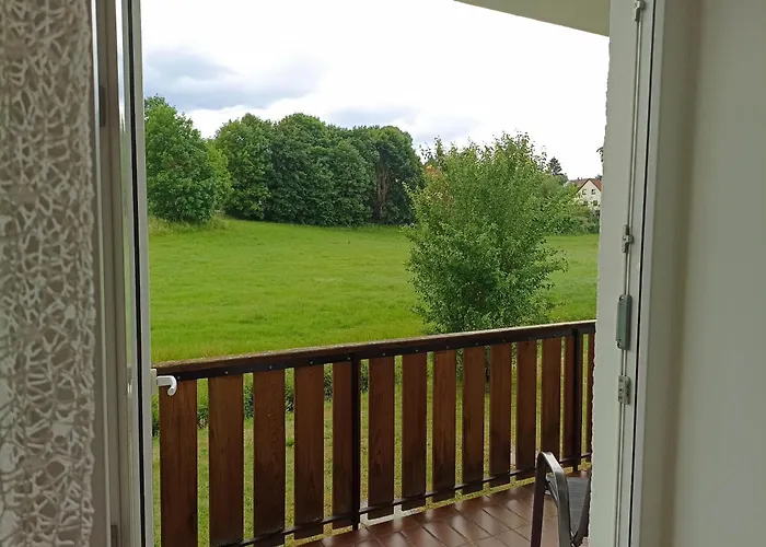 Grosse Helle Ferienwohnung Mit Balkon, Ruhig Gelegen Mit Guter Verkehrsanbindung