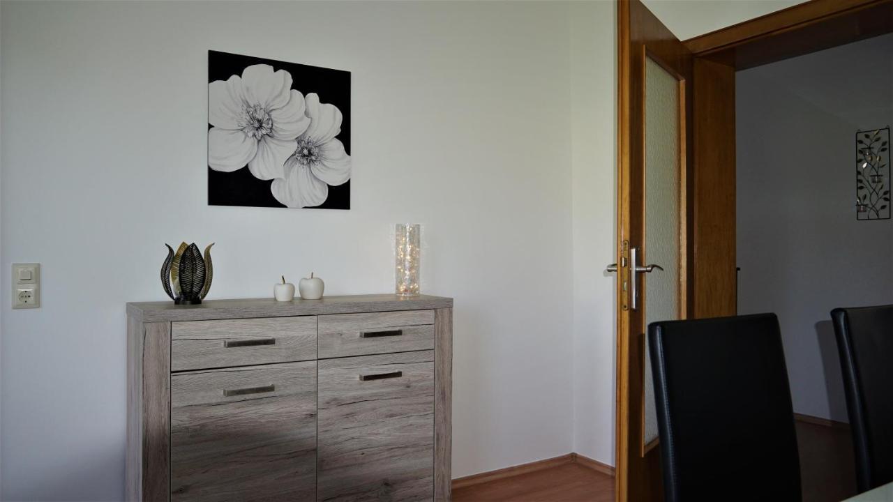 Grosse Helle Mit Balkon, Ruhig Gelegen Mit Guter Verkehrsanbindung *