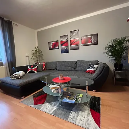 Grosse Helle Ferienwohnung Mit Balkon, Ruhig Gelegen Mit Guter Verkehrsanbindung Бад-Бернек  Экстерьер фото