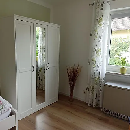 Grosse Helle Ferienwohnung Mit Balkon, Ruhig Gelegen Mit Guter Verkehrsanbindung Бад-Бернек  Экстерьер фото